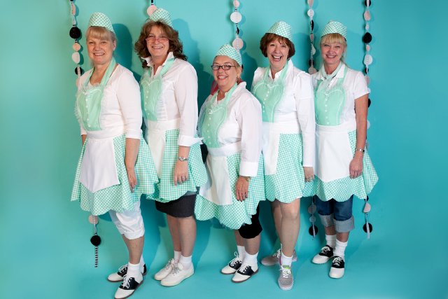 1950s-nashville-engagement-party-diner-servers