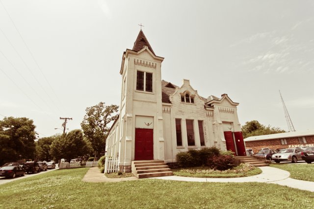 downtown-nashville-wedding-little-white-chapel