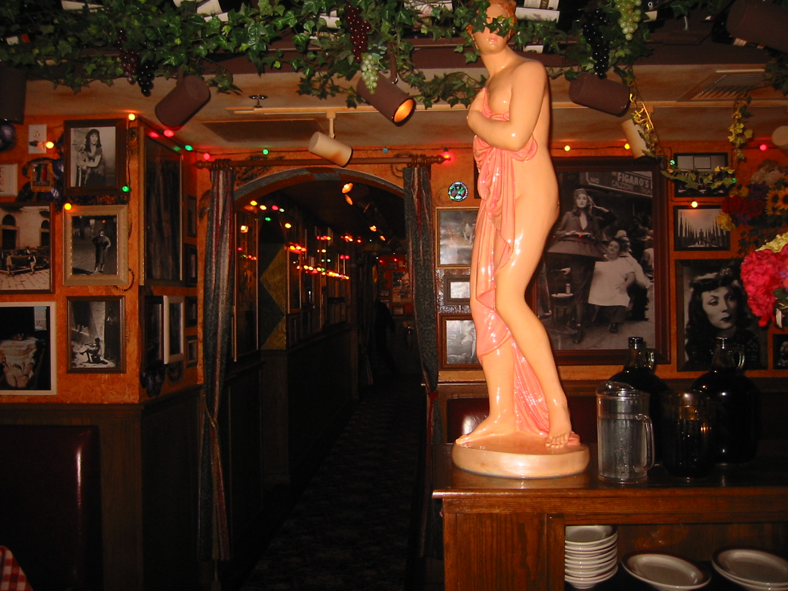 buca di beppo dining room